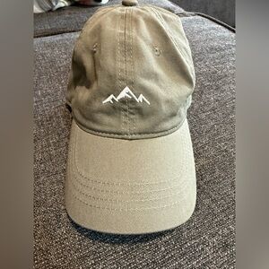 NWOT Minimal Mountain Embroidered Grat Baseball Cap
